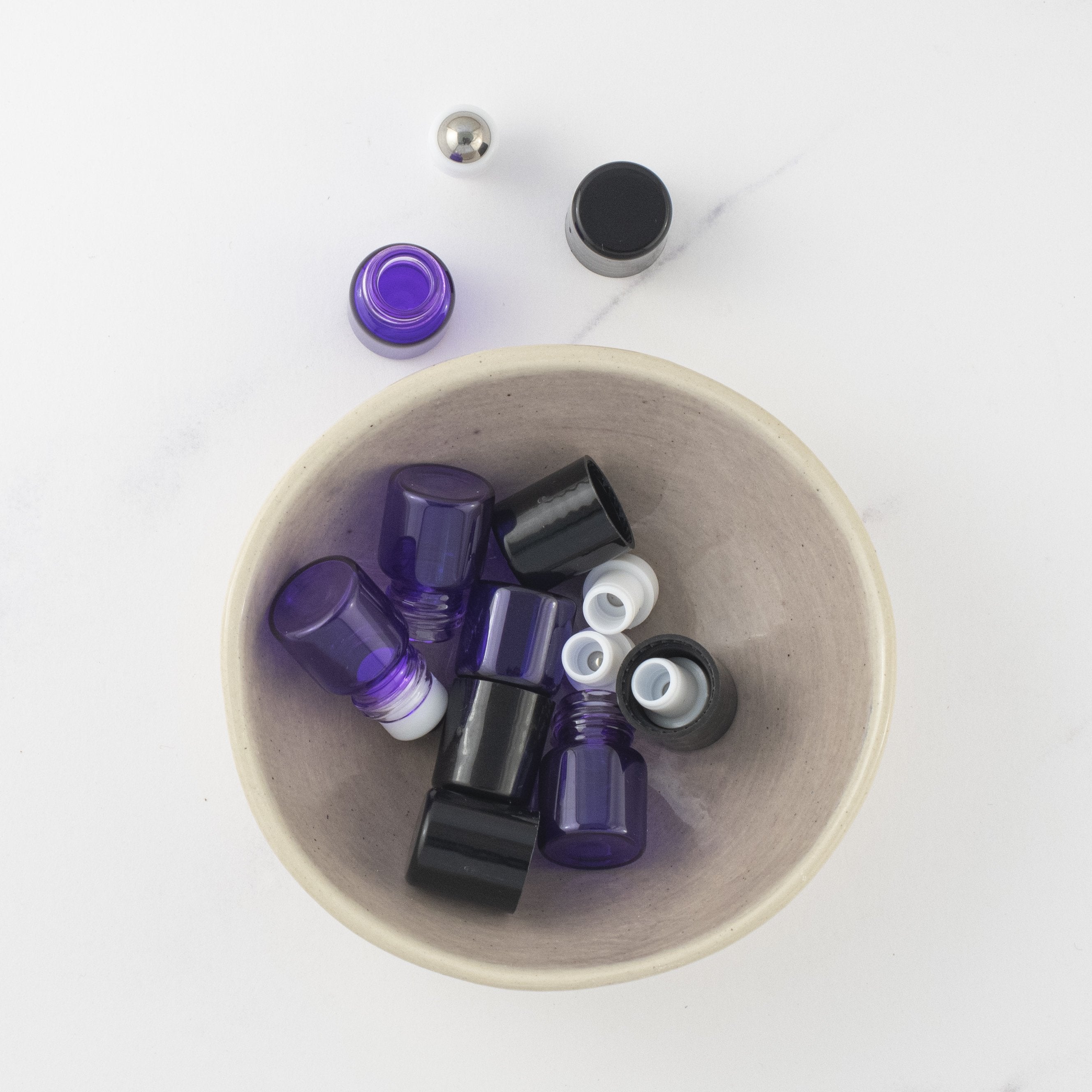 2 ml-es (5 darab) lila színű görgős, Roll-on üvegcsék, rozsdamentes acélgolyókkal és fekete kupakokkal