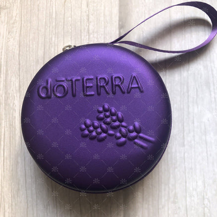 dōTERRA® kerek, kemény héjú, dombornyomott tok, lila színben (12 darab 1 és 2 ml-es üveg számára)